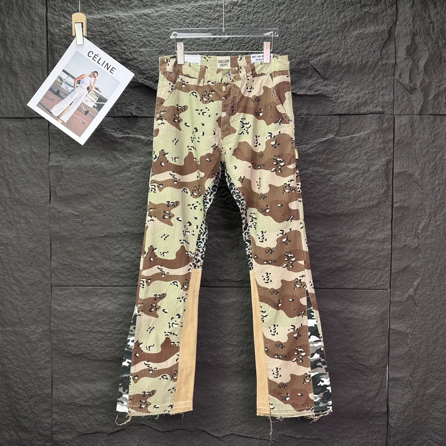P240 GALLERY DEPT. 2025 new khaki brown camouflage couple style loose bootcut jeans 🔥High version🔥High version🔥Top ceiling quality. Styles with different wash textures, very friendly to people with thin legs and thick legs. The loose bootcut style is very flattering to the leg shape. Moderate length that never goes out of style, easy and casual to match, basic styling for various styles, a must-have in the wardrobe! The fabric is stiff but also makes the upper body soft without losing texture. The washing process is even more perfect. It is a must-have item for everyone! ! ! Washed wheat, hang tag, pants label, complete with three labels Color: khaki Size: 28, 30, 32, 34, 36 (five sizes)